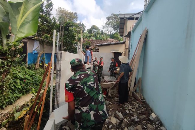 Babinsa dan Masyarakat Kompak Selesaikan Rumah Tidak Layak Huni