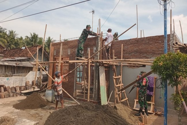Babinsa Koramil 02 Klampok Melaksanakan Kerja Bakti RTLH