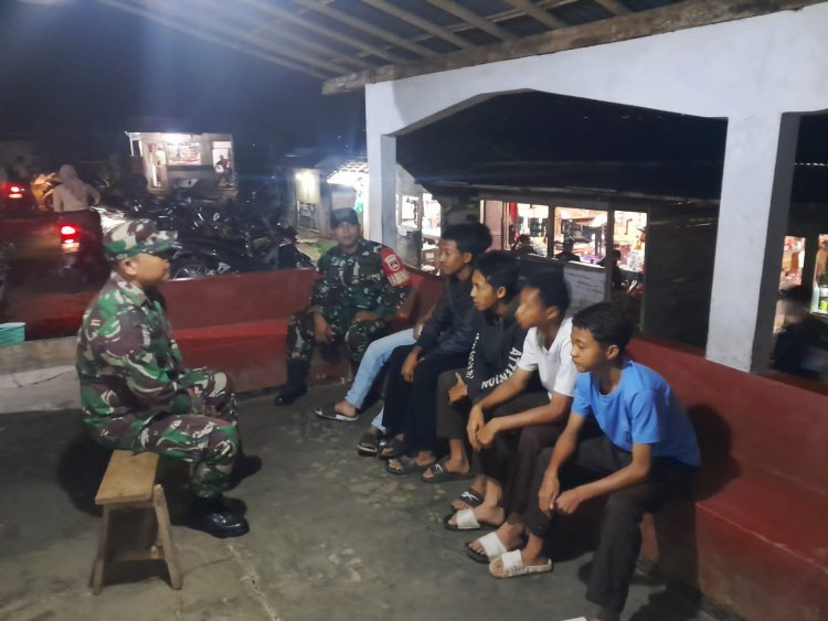 Wujud Nyata Kepedulian Dalam Menciptakan Keamanan Lingkungan Babinsa Koramil 17 Wanayasa melaksanakan Patroli Malam
