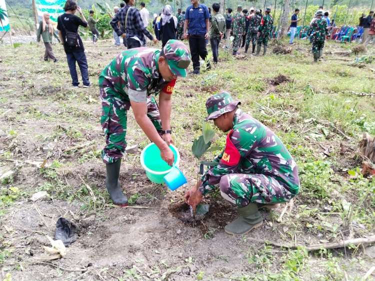 Penghijauan Anggota Koramil 18 Pagentan Tanam pohon keras bersama komunitas peduli alam