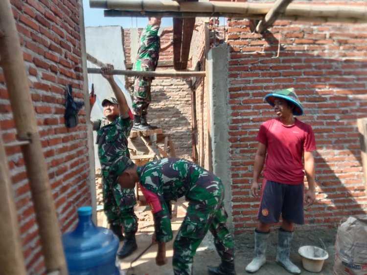 Babinsa Koramil 13 Banjarmangu Sengkuyung Bantu Warga Bangun RTLH