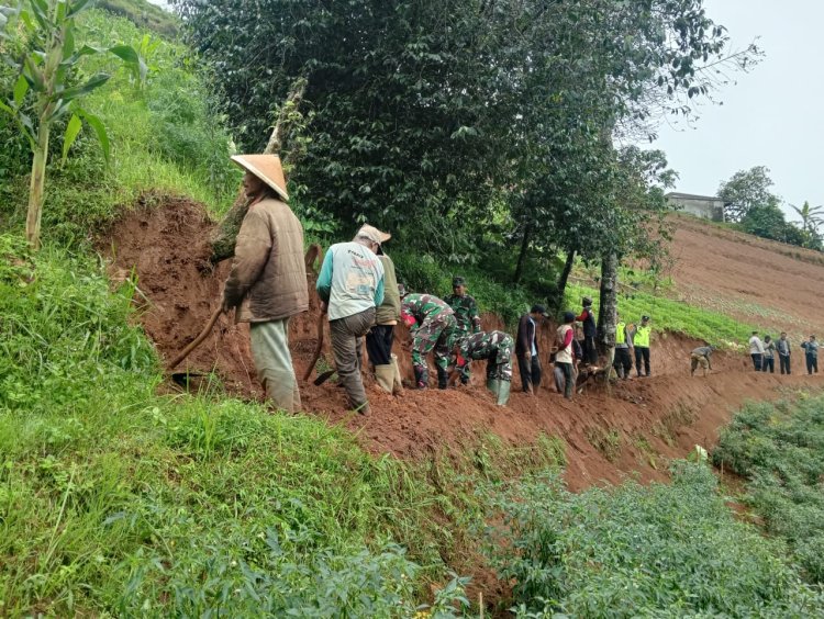 Koramil 16 Pejawaran Turun Langsung Kerja Bakti Pembuatan Jalan dalam Rangka Padat Karya Tunai
