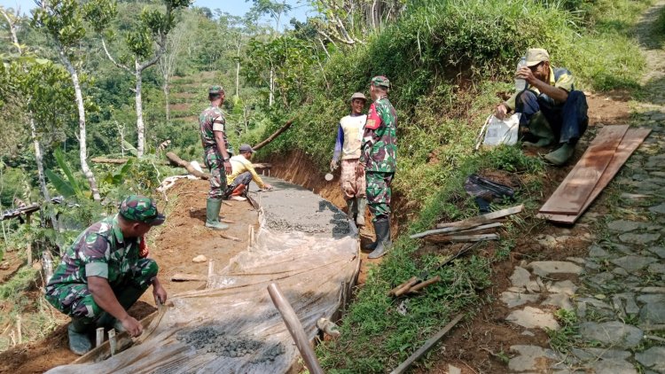 Babinsa Koramil 18 Pagentan Membantu Pembangunan Jalan Usaha Tani