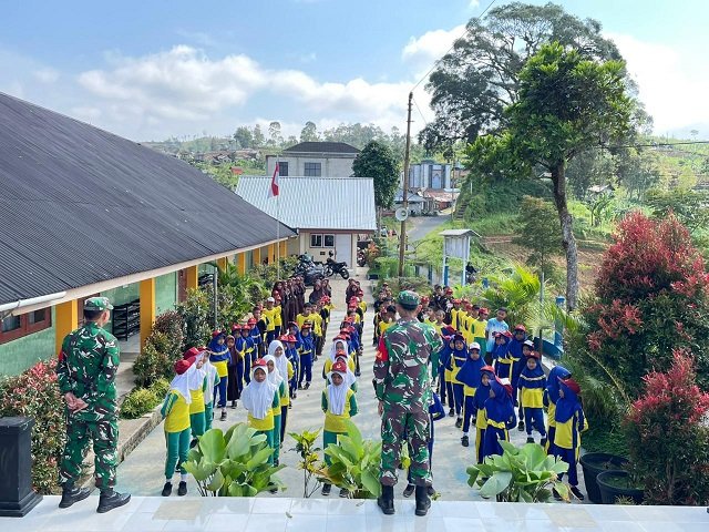 Tanamkan Cinta Tanah Air Sejak Dini Babinsa Pagentan Beri Wawasan Kebangsaan di SDN Tegaljeruk
