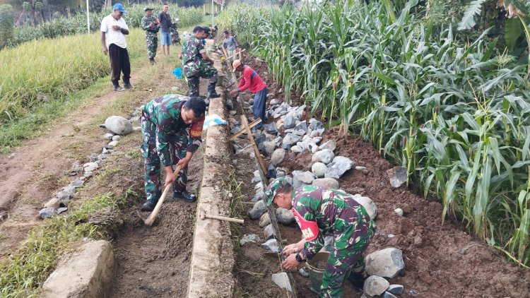 TNI Manunggal dengan Rakyat  Serma Sagi Babinsa Koramil 10 Bawang Kerja Bakti Perbaiki Irigasi Pertanian