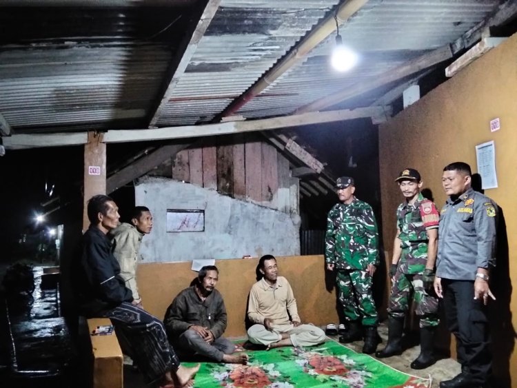 Jaga Keamanan, Danposramil Babinsa Dan Linmas Laksanakan Patroli Siskamling Bersama Warga