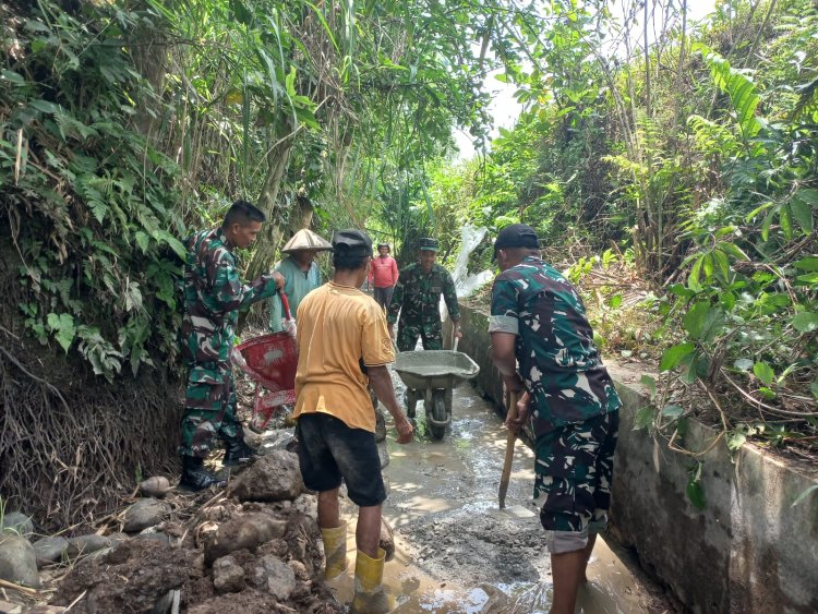 TNI dan Warga Gotong Royong Perbaiki Saluran Irigasi di Desa Adipasir