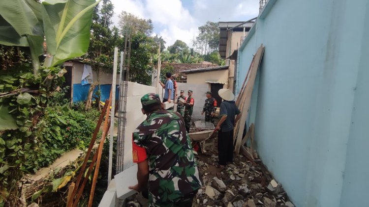 Babinsa dan Masyarakat Kompak Selesaikan Rumah Tidak Layak Huni