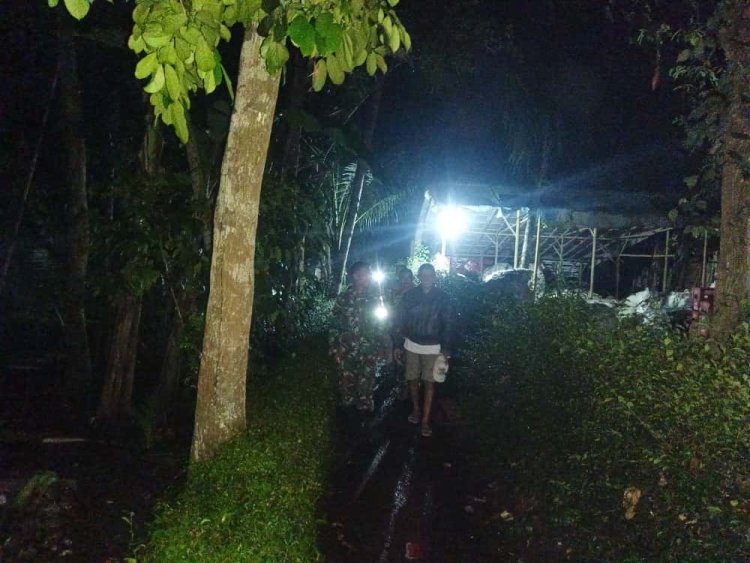 Melalui Patroli Malam Babinsa Himbau Siskamling Kepada Masyarakat
