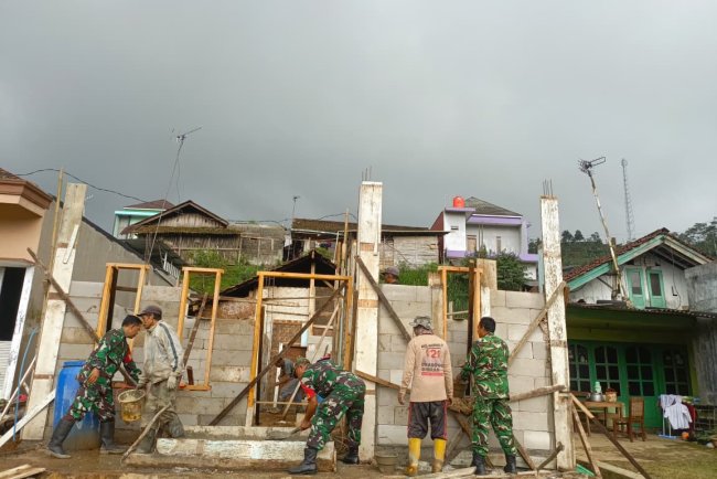 Anggota Koramil 18 Pagentan Membantu Warga Bangun Rtlh Di Desa Karekan