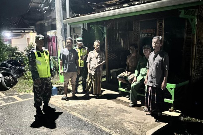 Babinsa Bersama Sat Linmas Tingkatkan Keamanan Patroli Malam