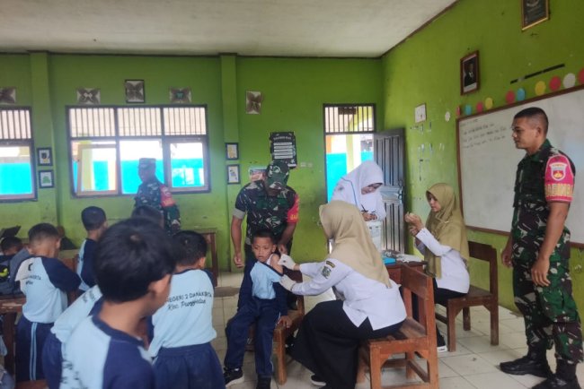 Babinsa Melaksanakan Pendampingan Bulan Imunisasi Anak Sekolah