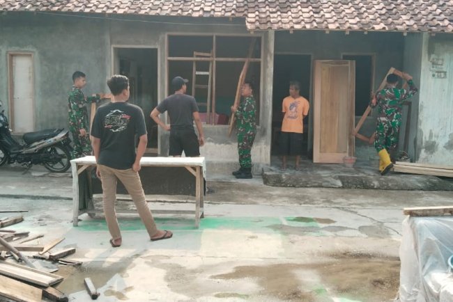 Babinsa Bersama Warga Gotong Royong Percepat Pembangunan Rumah