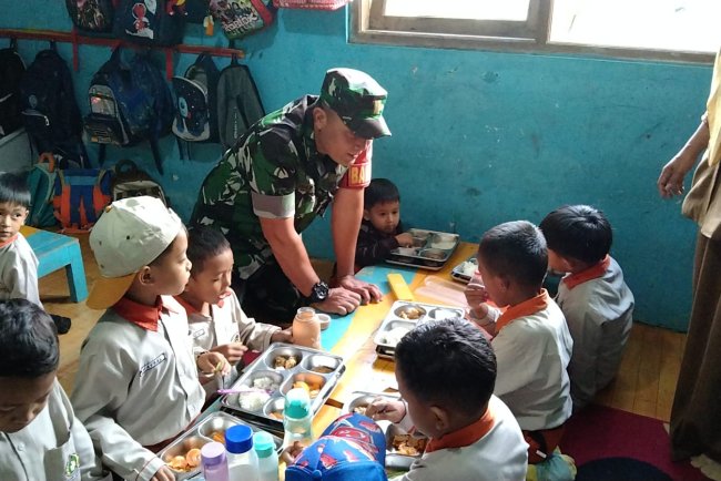Babinsa Mengajak Para Siswa Untuk  Pola Makan Sehat