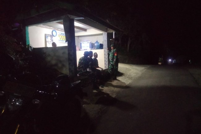 Babinsa patroli di Pos Kamling di wilayah binaan