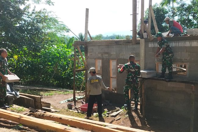 Danramil 11 Punggelan ikut Turun Sukseskan RTLH