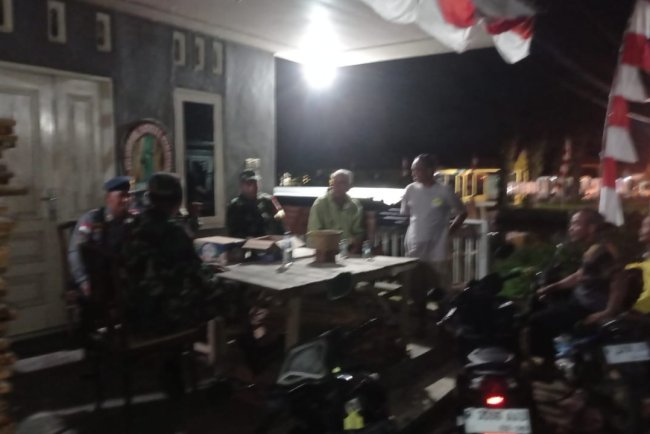 Babinsa Koramil 10 Bawang dan Linmas Bersinergi di Blambangan