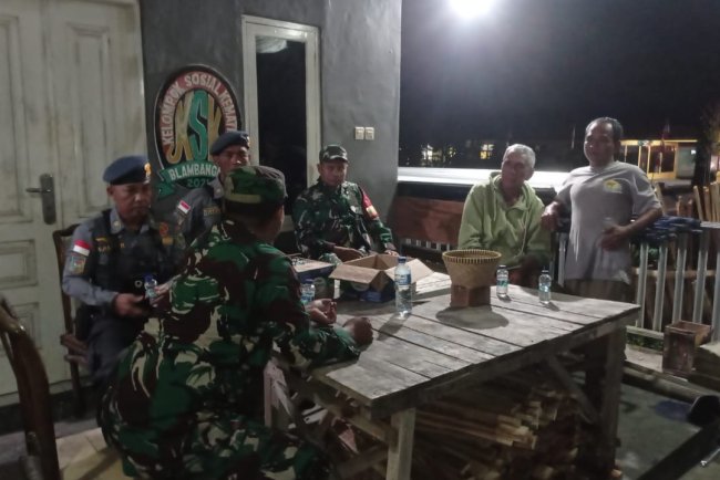 Perkuat Keamanan Desa, Babinsa Koramil 10/Bawang dan Linmas Bersinergi di Blambangan