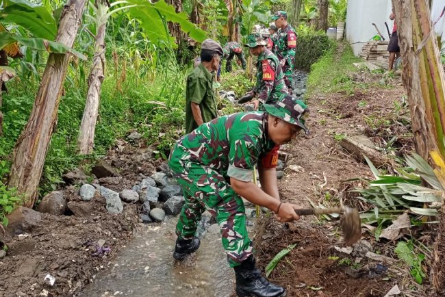 Babinsa Koramil 14 Madukara Bantu Warga Bangun Saluran Irigasi