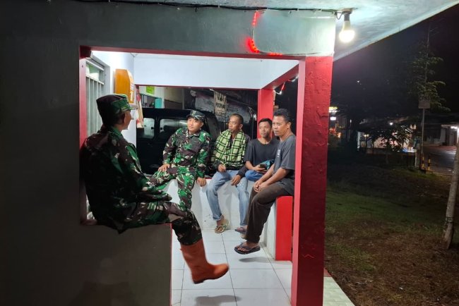 Patroli Gabungan Siskamling Ciptakan Lingkungan Aman