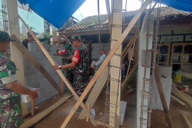 Babinsa Koramil 16/Pejawaran Bantu Pembangunan Rumah Tidak Layak Huni (RTLH) Guna Sukseskan Program Unggulan KASAD