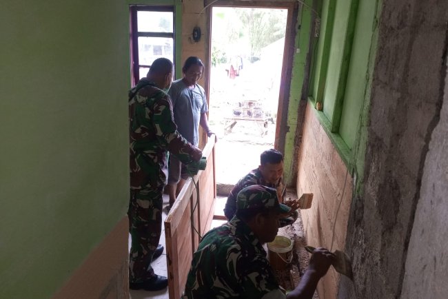 Anggota Koramil 01 Banjarnegara Bantu Warga Renovasi Rumah Tidak Layak Huni