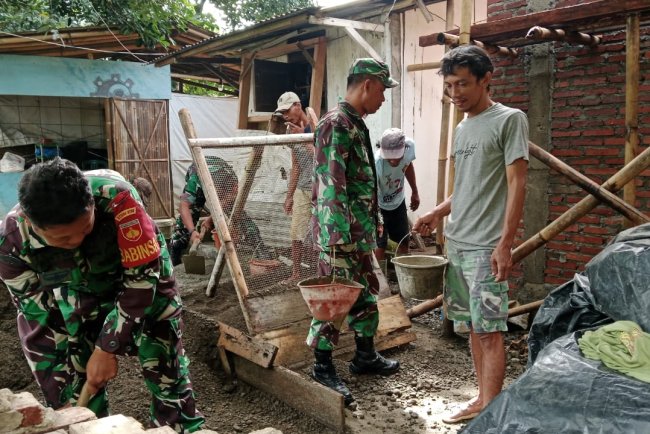 Koramil 02 Klampok Membantu Pengerjaan RTLH