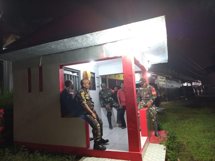 Keterlibatan Babinsa dalam kegiatan Patroli dan Pos Kamling wujud nyata kebersamaan dalam menjaga keamanan lingkungan