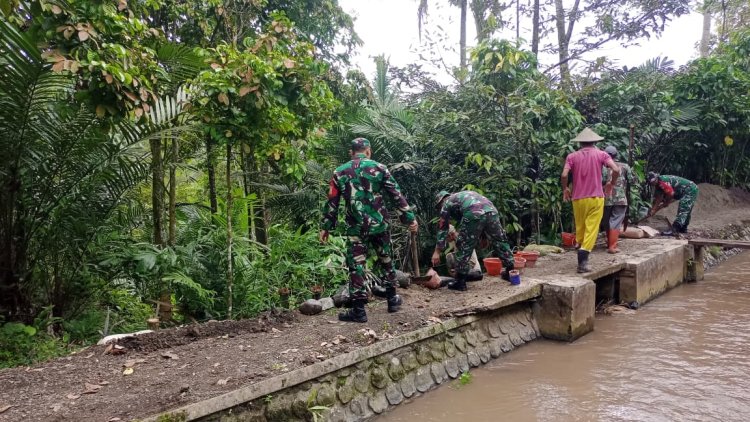 Babinsa Koramil Bersama Masyarakat Bangun Jalan Irigasi