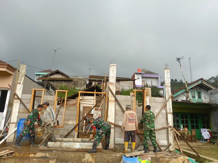 Anggota Koramil 18 Pagentan Membantu Warga Bangun Rtlh Di Desa Karekan