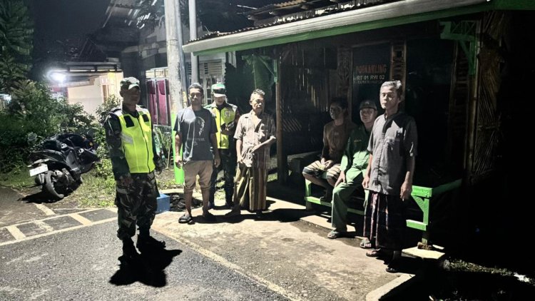 Babinsa Bersama Sat Linmas Tingkatkan Keamanan Patroli Malam