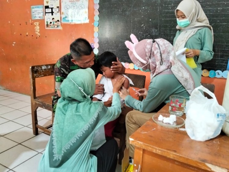 Babinsa Dampingi Kegiatan Bulan Imunisasi Anak Sekolah di Banjarmangu