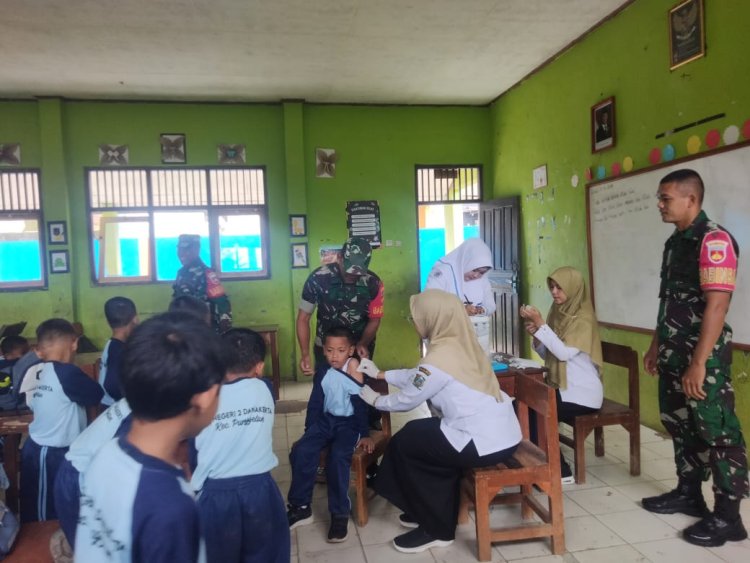 Babinsa Melaksanakan Pendampingan Bulan Imunisasi Anak Sekolah