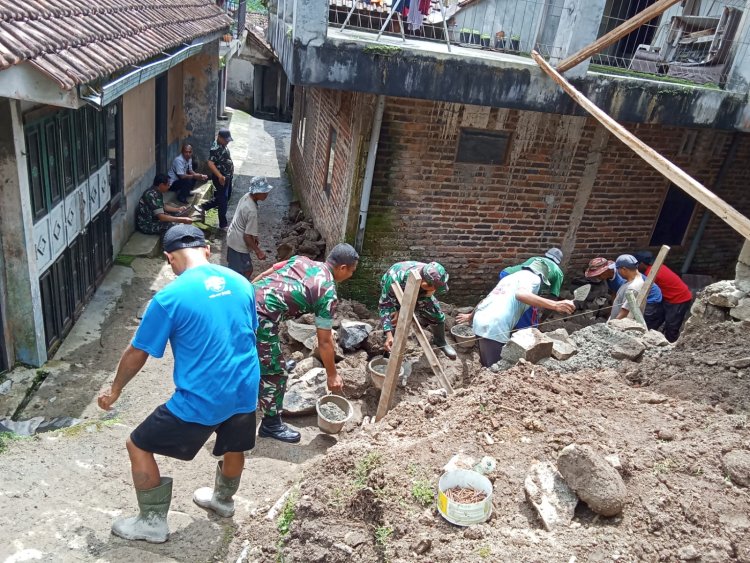 Babinsa Bersama Warga Melaksanakan Kerja Bakti Perbaikan Talut