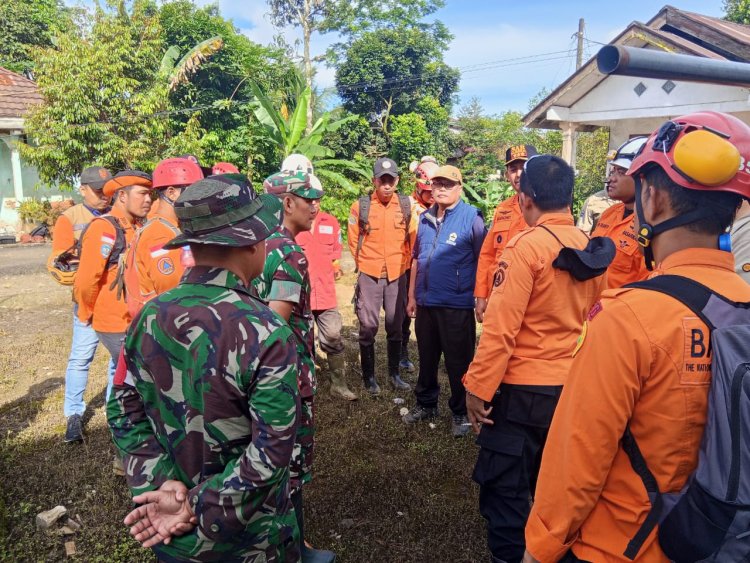 Dandim Banjarnegara Tinjau Pergerakan Tanah di Situkung   