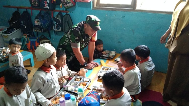 Babinsa Mengajak Para Siswa Untuk  Pola Makan Sehat