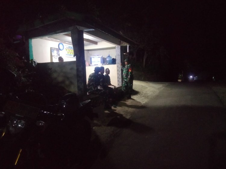 Babinsa patroli di Pos Kamling di wilayah binaan