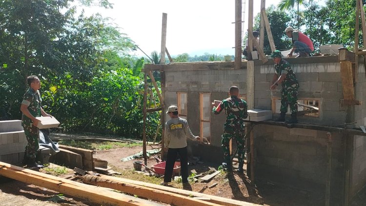 Danramil 11 Punggelan ikut Turun Sukseskan RTLH