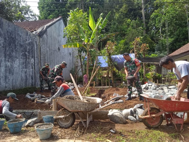 Babinsa Koramil 12 Sigaluh Bantu Warga Bangun Rumah Tidak Layah Huni