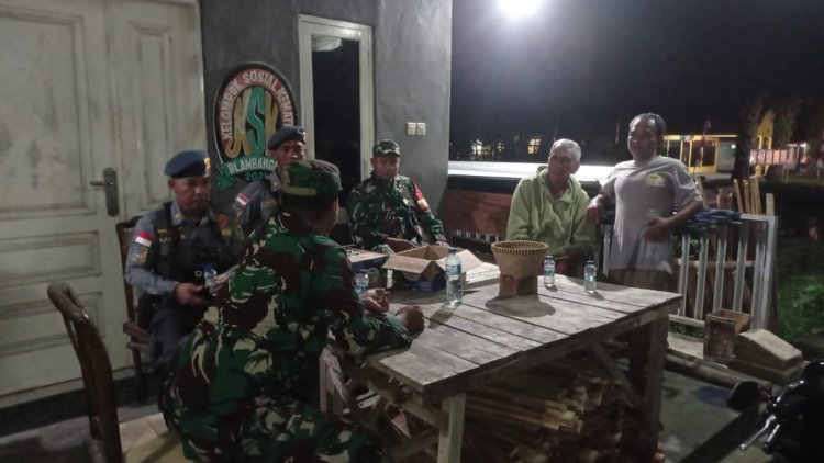 Perkuat Keamanan Desa, Babinsa Koramil 10/Bawang dan Linmas Bersinergi di Blambangan