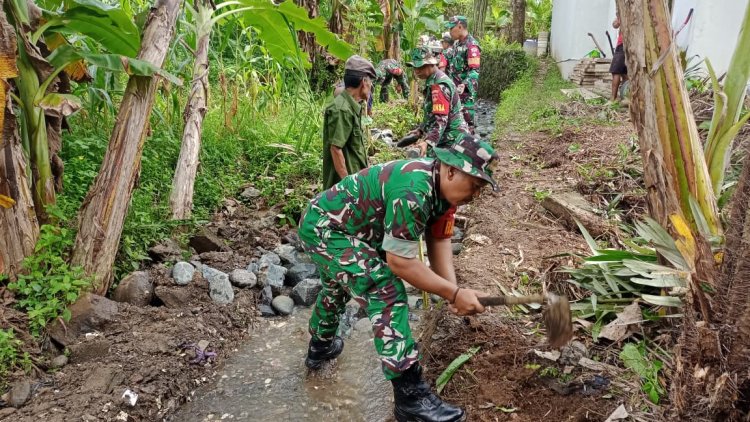 Babinsa Koramil 14 Madukara Bantu Warga Bangun Saluran Irigasi