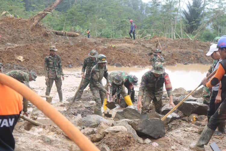 23 Alat Berat Dikerahkan Pencarian Korban Longsor Situkung Terus Dikebut