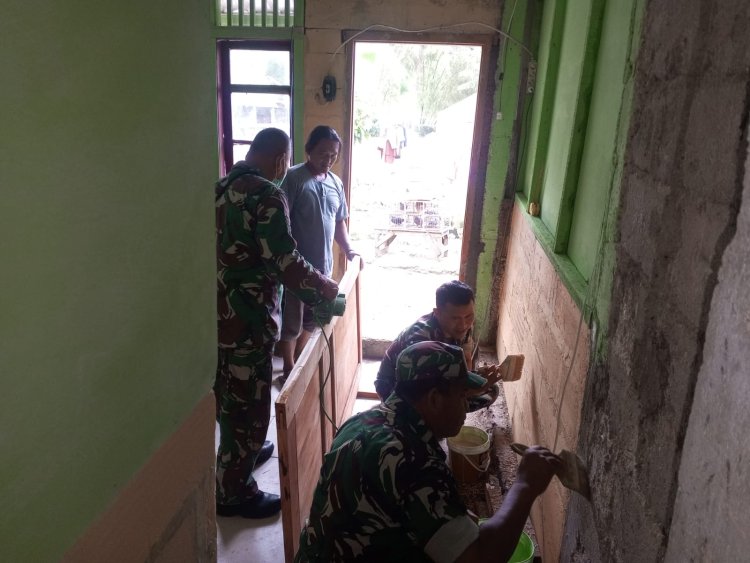 Anggota Koramil 01 Banjarnegara Bantu Warga Renovasi Rumah Tidak Layak Huni