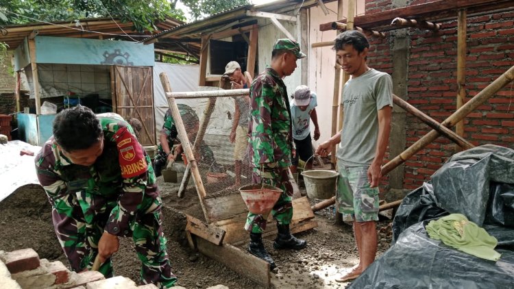 Koramil 02 Klampok Membantu Pengerjaan RTLH