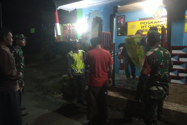 Babinsa dan Linmas Kolaborasi sambangi Pos Kamling Ciptakan Lingkungan yang Aman