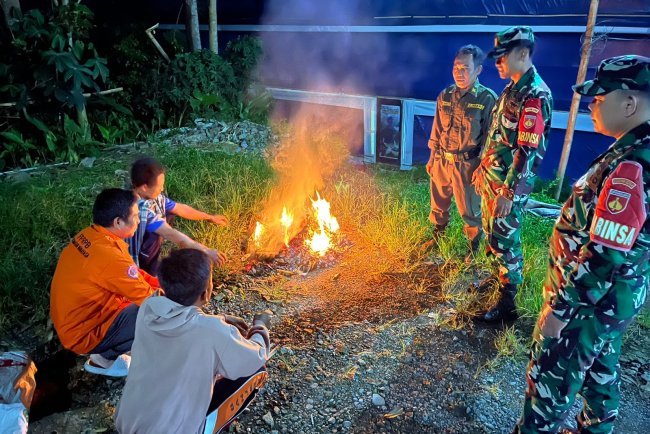 Wujudkan Kepedulian Dalam Menciptakan Kondusifitas Lingkungan Babinsa Patroli Malam
