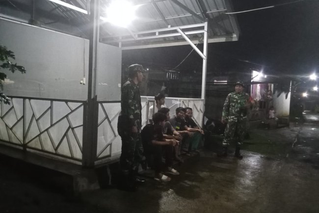 Babinsa Koramil 10/Bawang dan Warga Blambangan Perkuat Siskamling