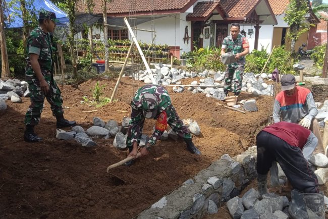 Babinsa Koramil 12 Sigaluh Bantu Warga Bangun Rumah Tidak Layah Huni