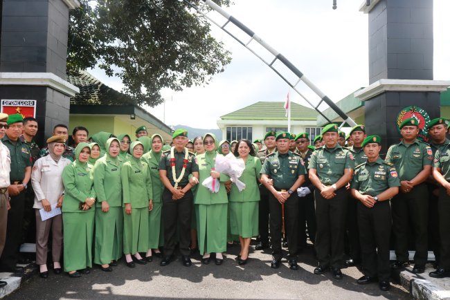 Suasana Haru Iringi Lepas Sambut Dandim 0704 Banjarnegara