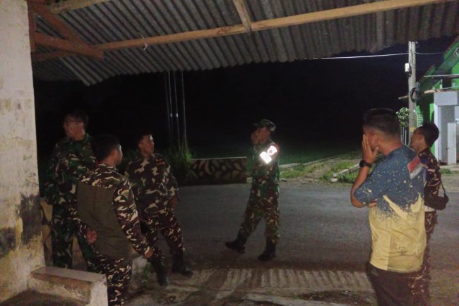 Kolaborasi Babinsa dan Satuan Keamanan Desa Dalam Patroli Malam